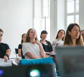 Comment une formation diplômante en école de management peut booster votre carrière