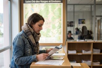 Jeune femme en denim étudie brochures à SaintDiédesVosges