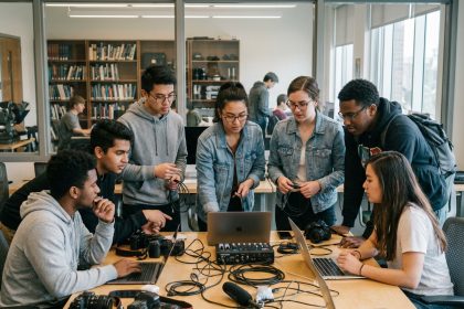 Groupe d'étudiants en laboratoire de médias universitaire